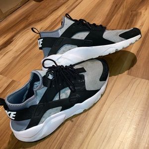 Nike Mens Hurache Sneakers